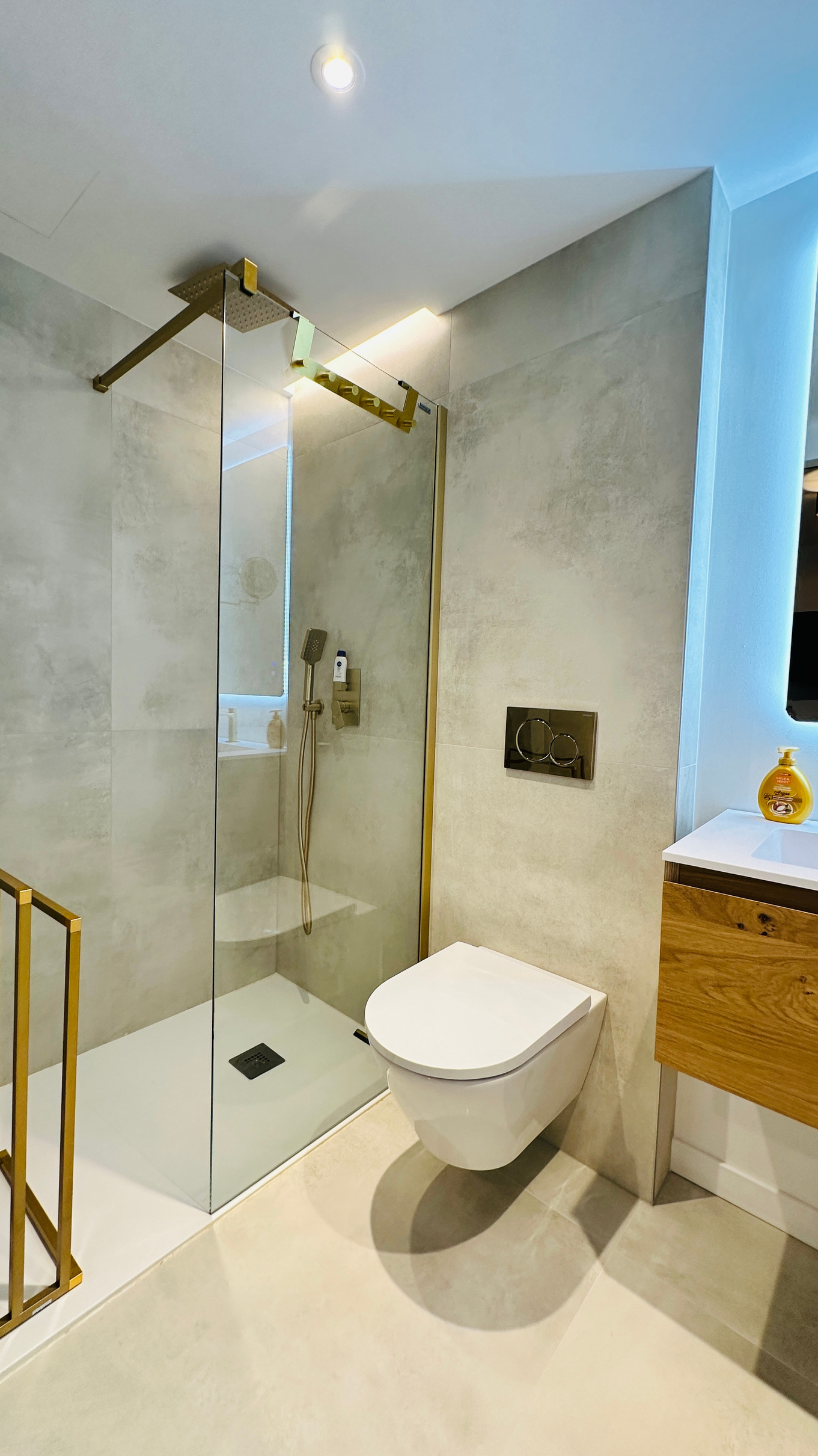 Badezimmer mit Tropendusche