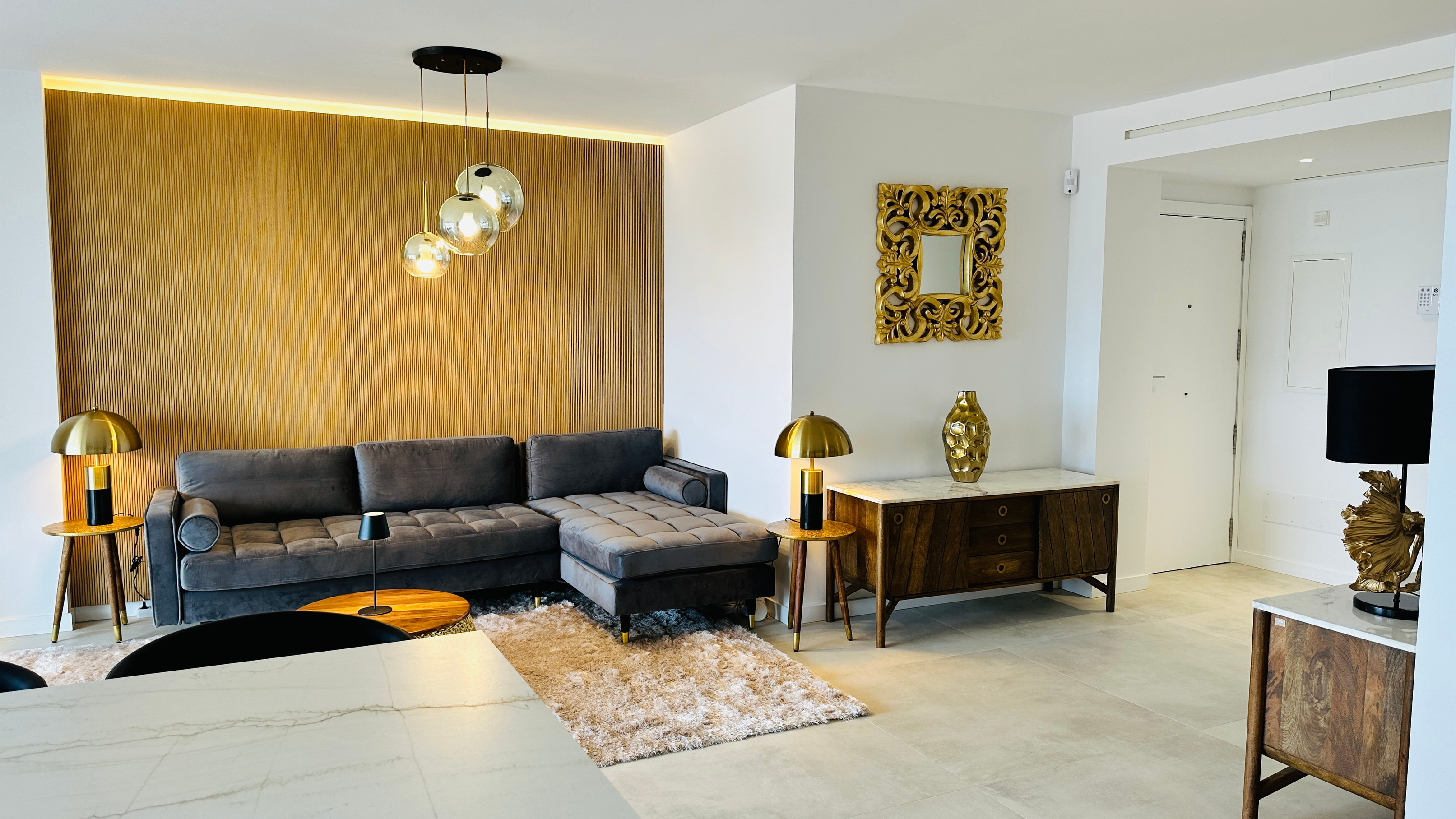 Wohnzimmer mit Holzwand